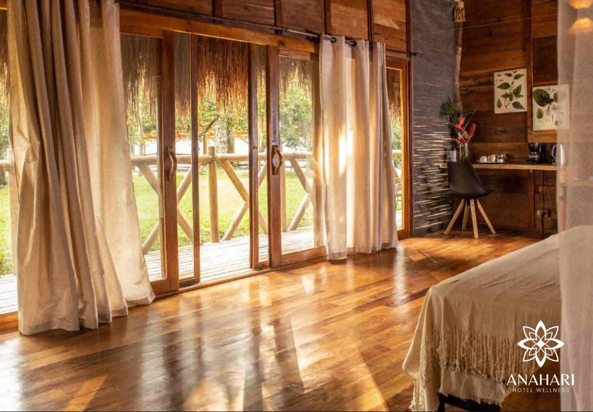 Interior de una cabaña de Anahari