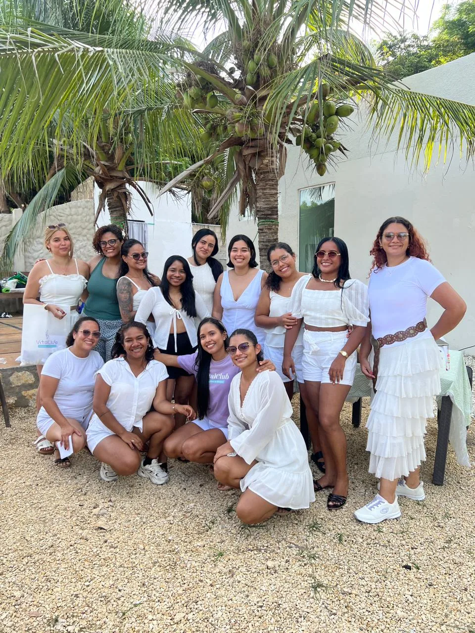 Grupo celebrando con VitalClub