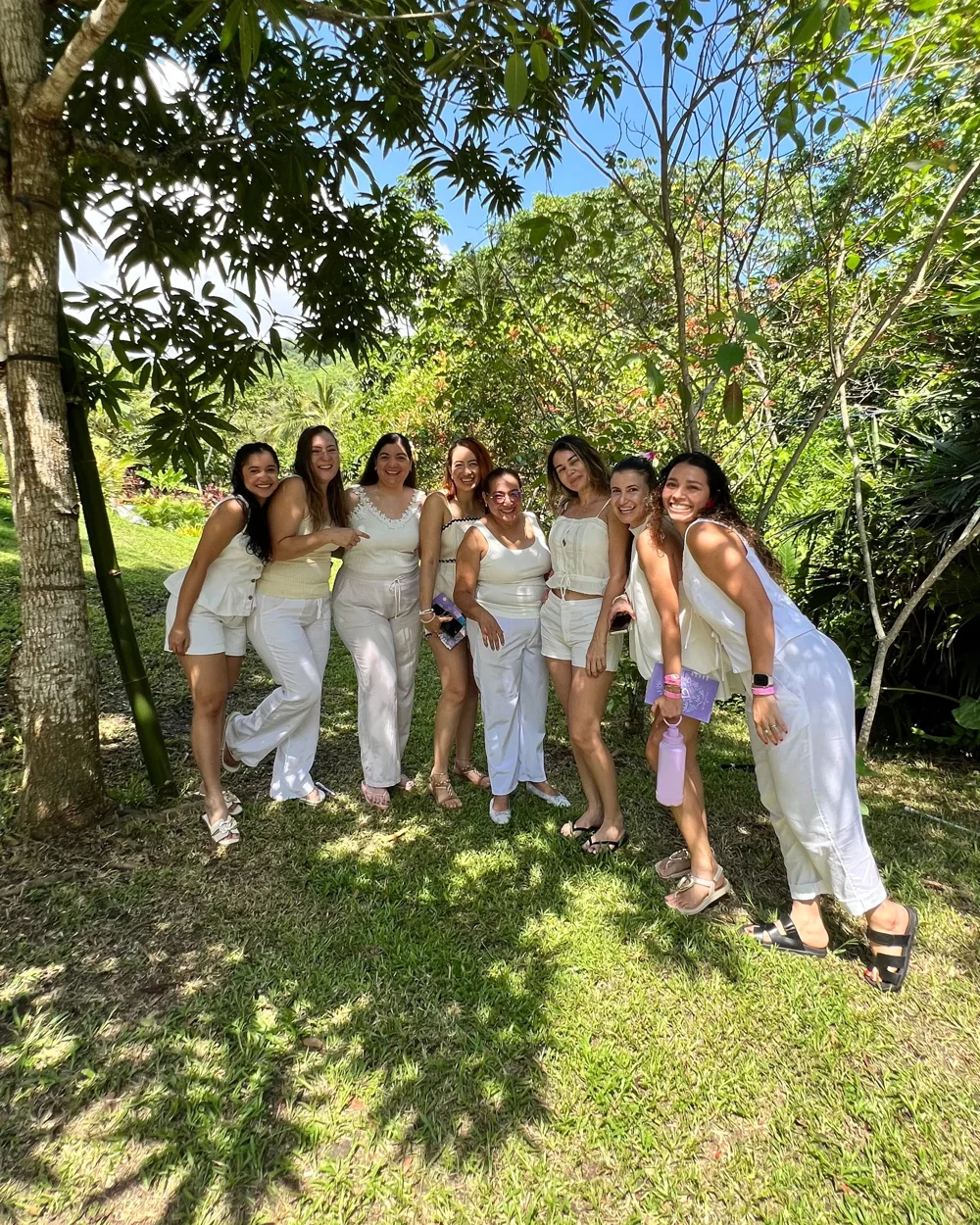 Chicas del retiro vestidas de blanco