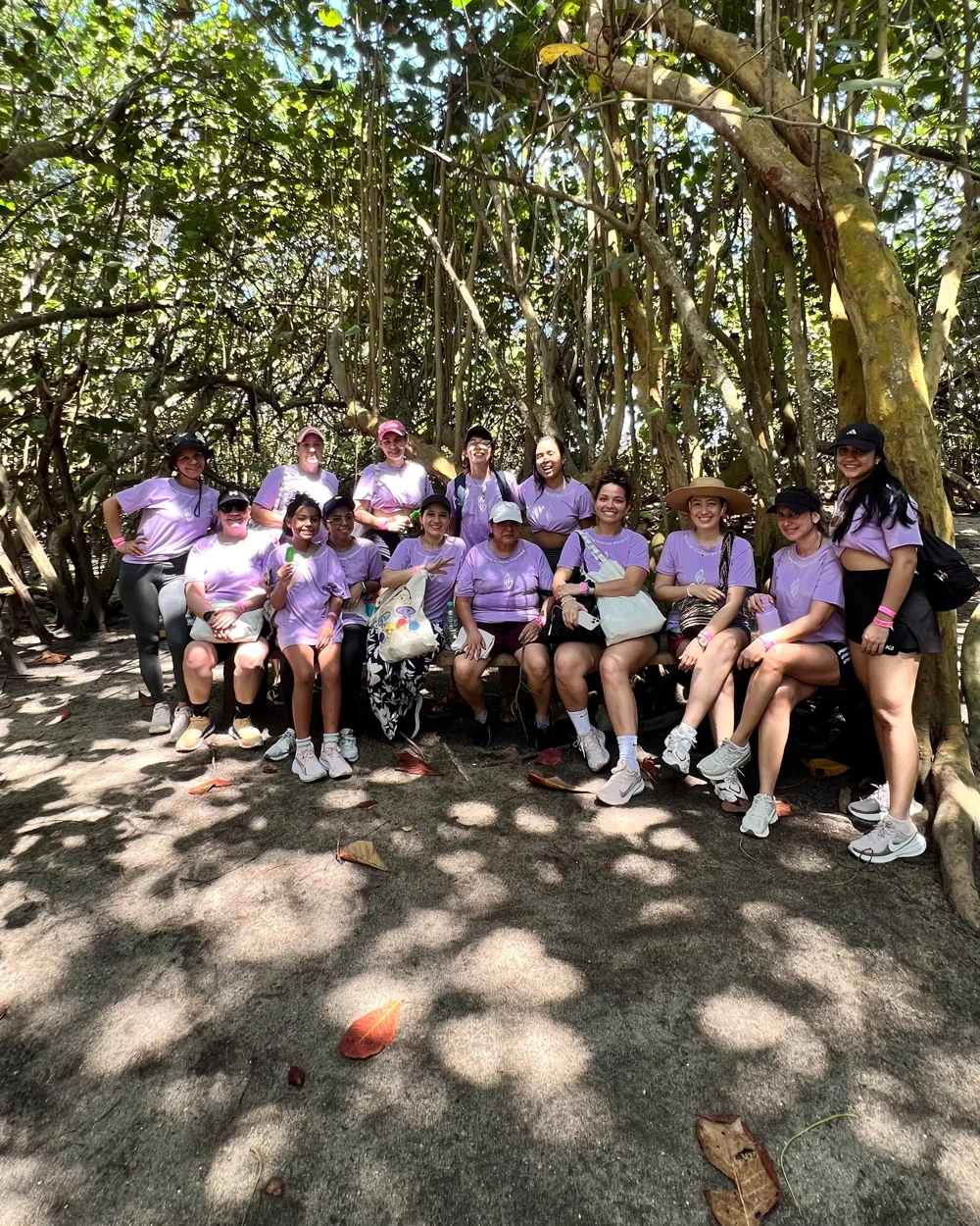 Grupo de chicas del retiro con camisetas lila