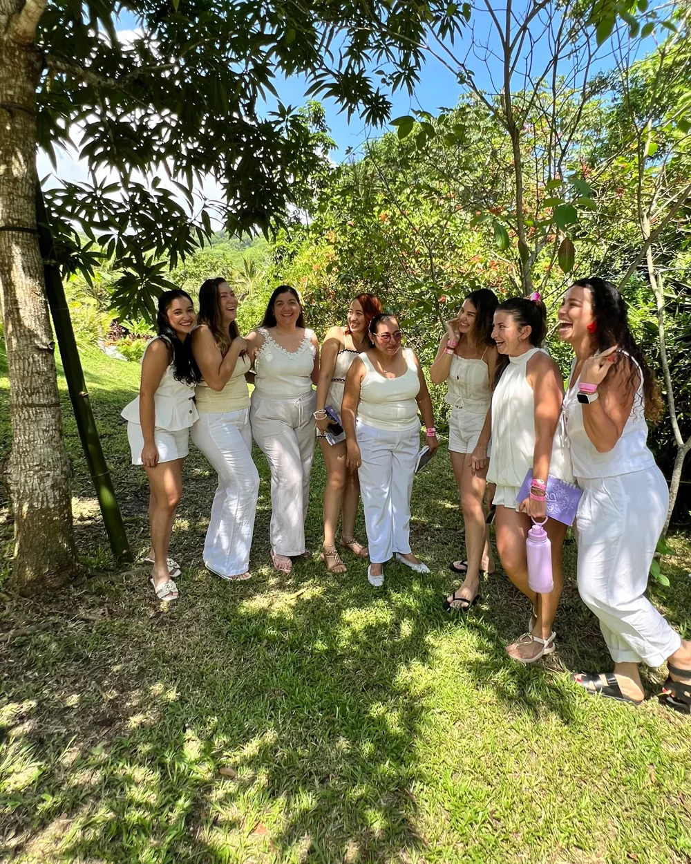 Chicas riendo juntas en el retiro